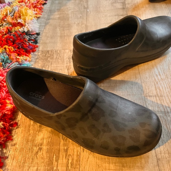 Crocs work shoes size 8 cheetah print - Picture 4 of 5